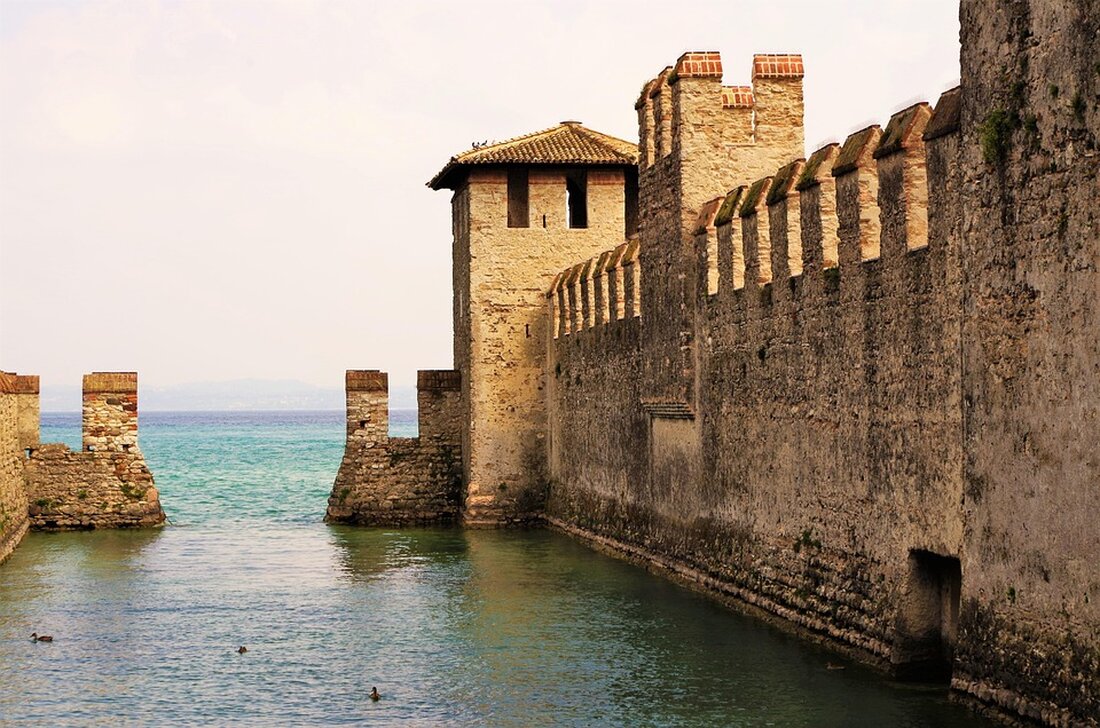 Sirmione am Gardasee plant Maßnahmen zur Regulierung des Massentourismus: Eintrittsgebühren und Reservierungssysteme im Fokus.