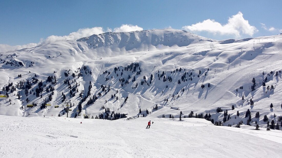 Skifahren in Tirol wird 2025/2026 teurer: Tagesskipässe über 80 Euro, Rabatte für Online-Buchungen verfügbar. Informieren Sie sich!