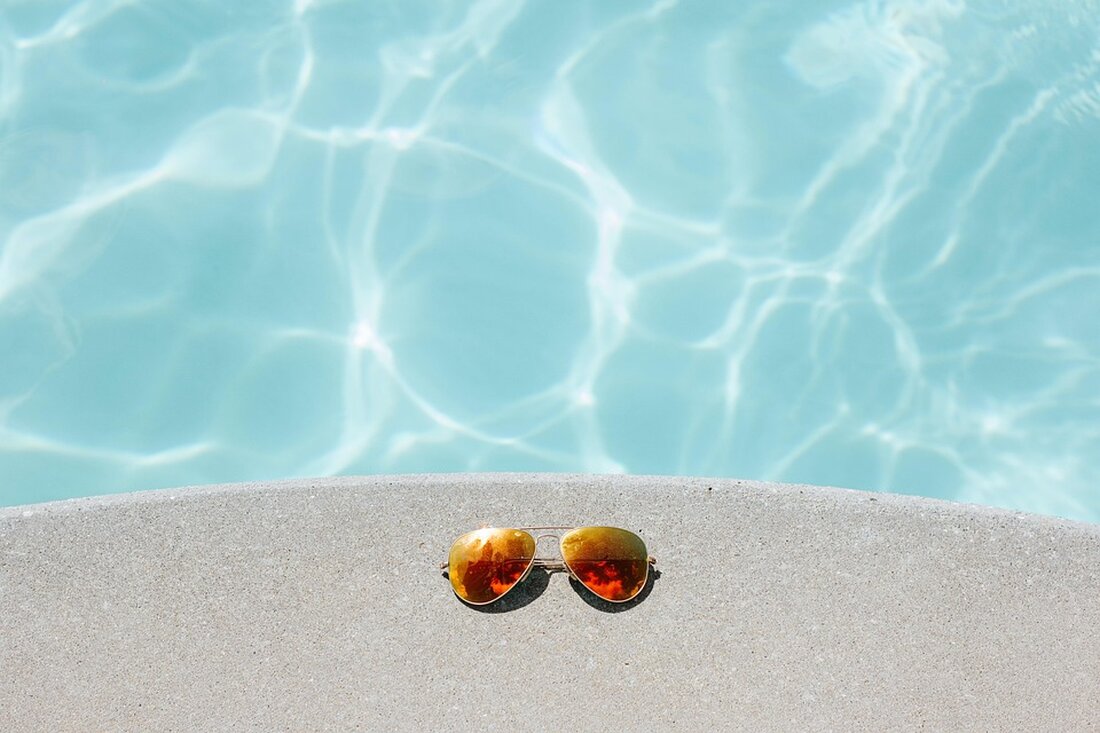 96% der Befragten planen Sommerurlaub 2025, bevorzugt am Meer. Trotz steigender Kosten wird gespart bei Unterkunft und Ausgaben.