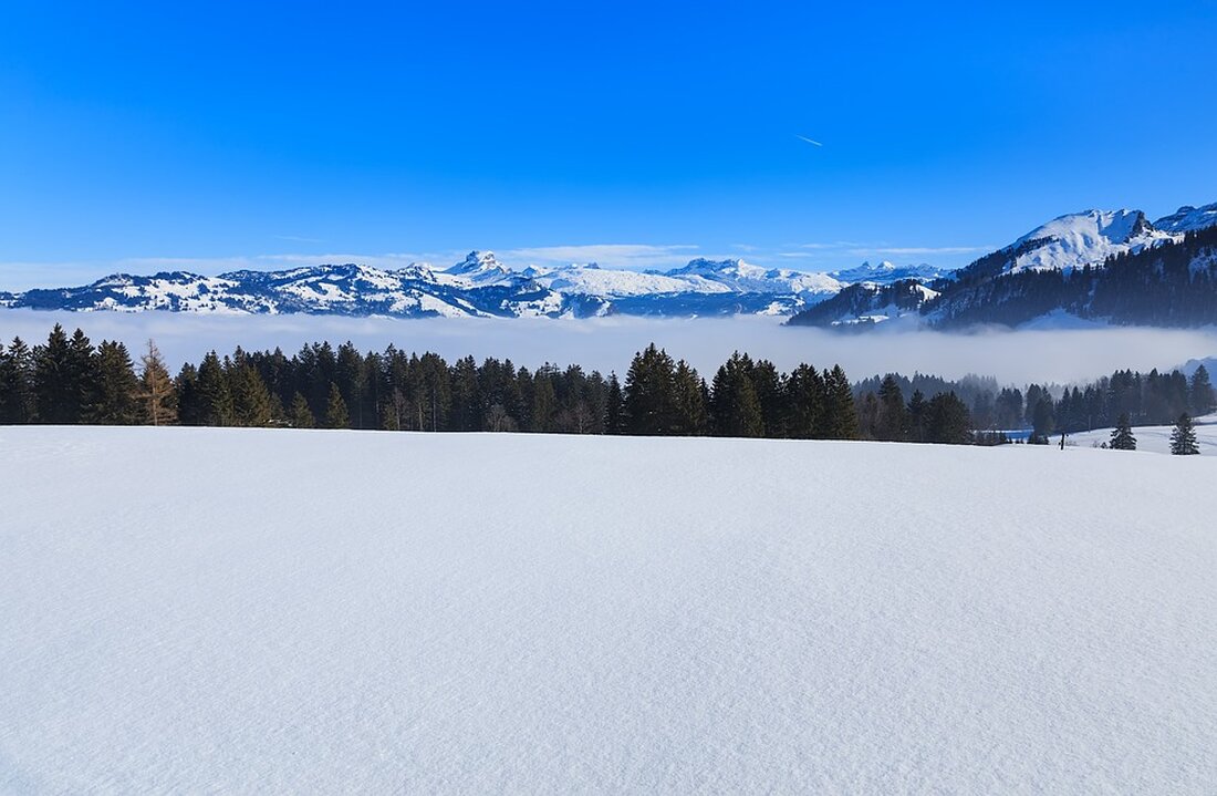 Diskussion um sanften Tourismus in Stoos nach Ablehnung eines Wetterprojekts. Einheimische fordern Umdenken und Lösungen für Übertourismus.