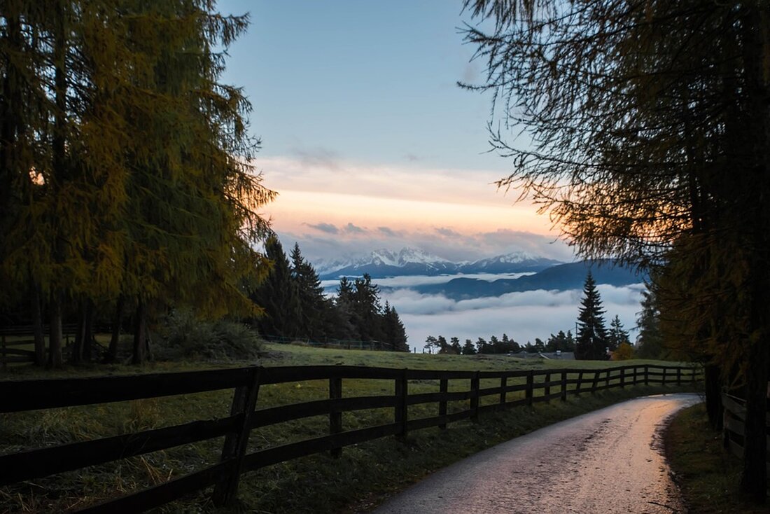 Umweltverbände kritisieren den Massentourismus in Südtirol. Regierungen planen Maßnahmen zur Begrenzung der Besucherzahlen.