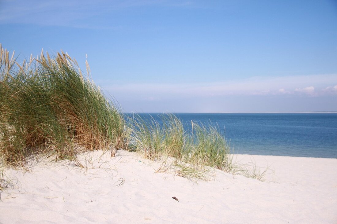 Neues Graffiti-Kunstwerk auf Sylt: Jugendliche zeigen ihre Perspektiven. Fertigstellung trotz Wetterverzögerungen.