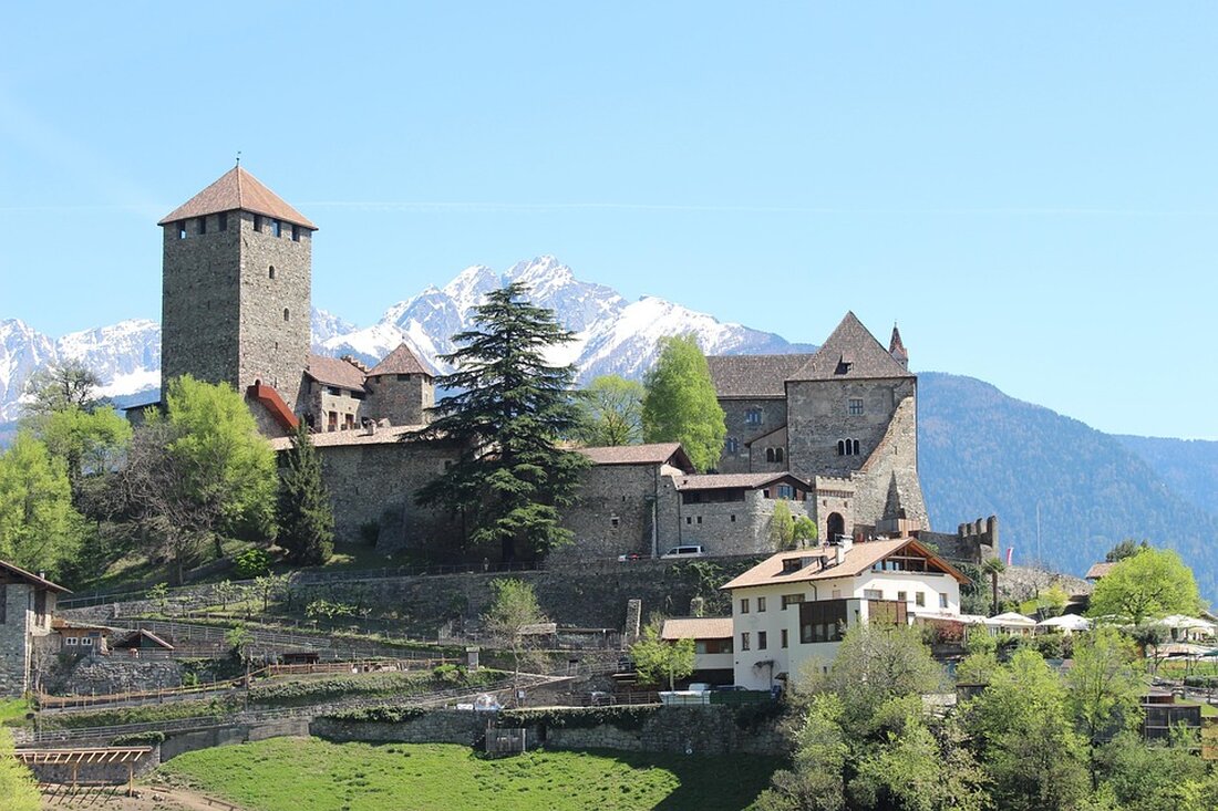Tirols Tourismusbilanz für die Wintersaison 2024/25 zeigt gemischte Ergebnisse: Ankünfte und Nächtigungen steigen, jedoch wirtschaftliche Herausforderungen bleiben.