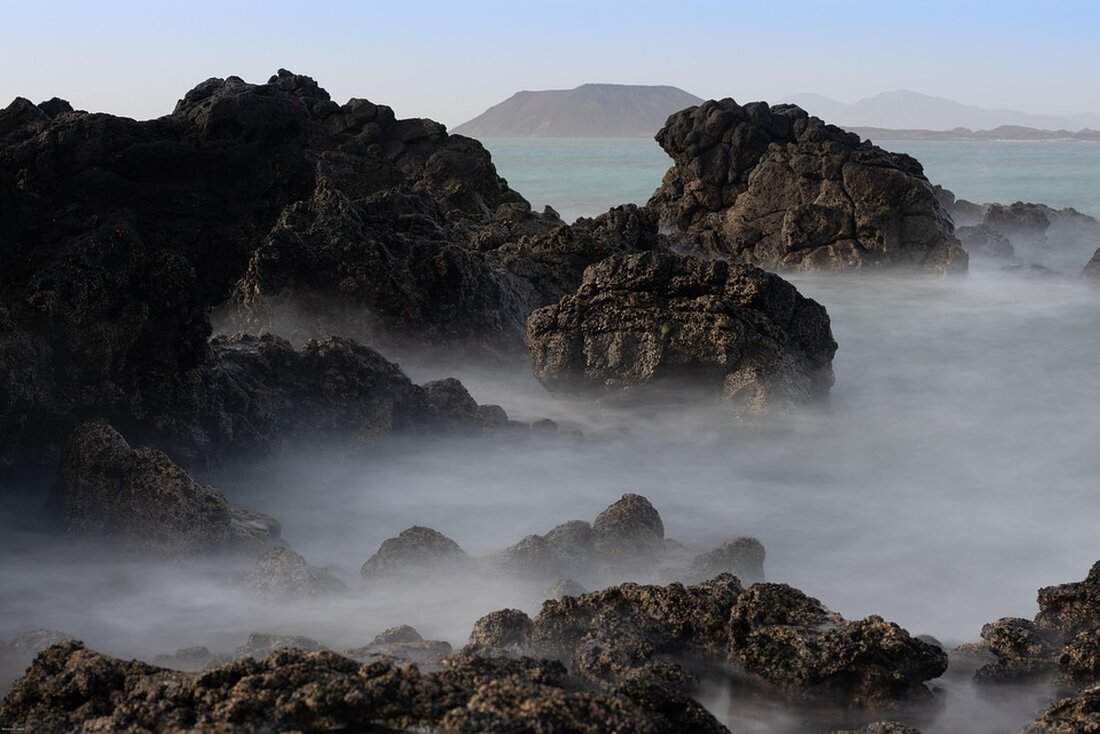 Fuerteventura erlebt 2023 einen Tourismusboom, der Infrastruktur belastet und Umweltschutz fordert. Experten warnen vor Folgen.