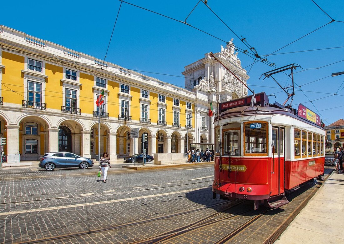 Erfahren Sie, warum Lissabon als beliebtes Sommerreiseziel unter dem Druck des Tourismus leidet und welche Herausforderungen sich daraus ergeben.