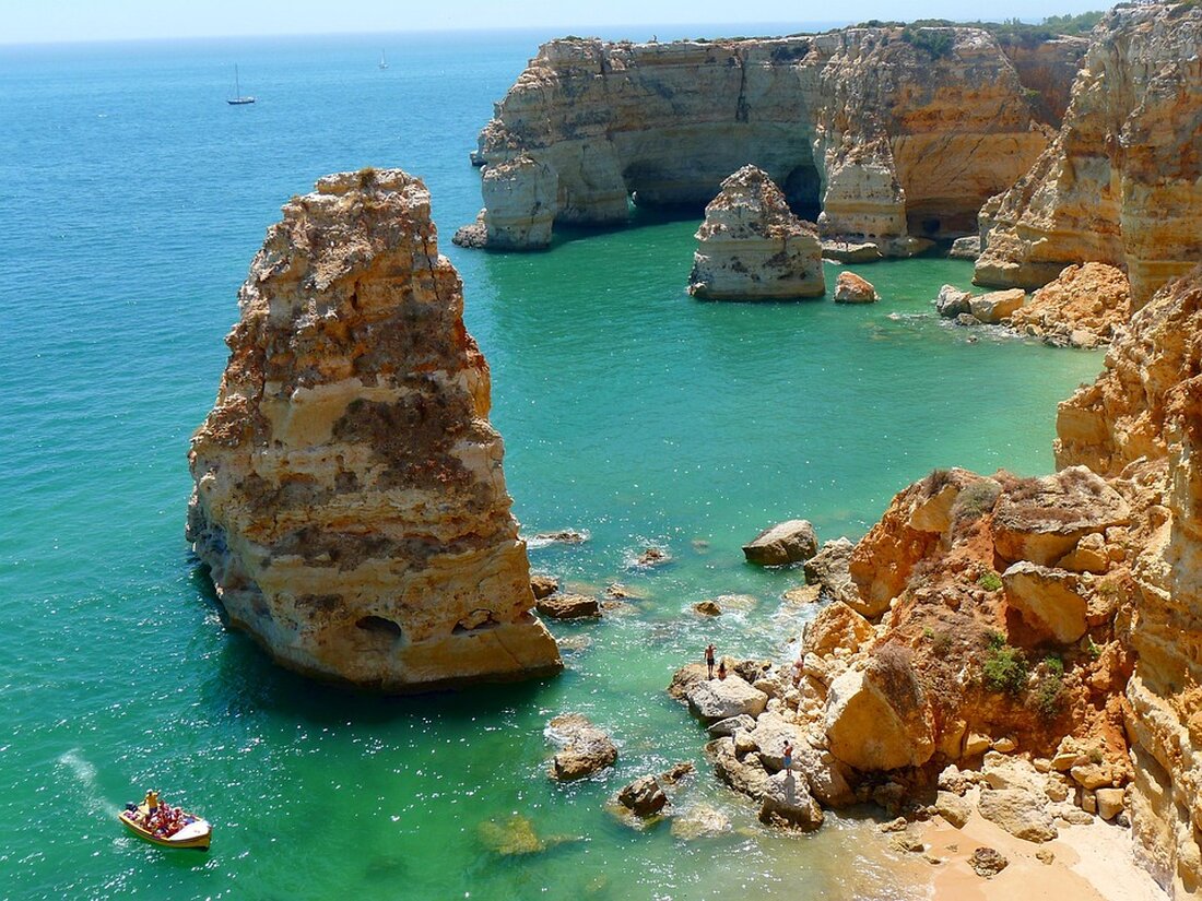 Entdecken Sie, wie Urlaubsfreunde in "Schlaflos in Portugal" mit Untreue und neuen Herausforderungen umgehen, während sie sich an der Algarve näherkommen.