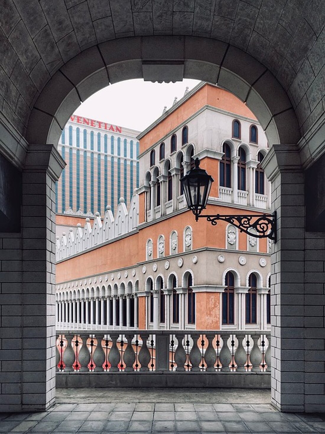 Das Projekt "Venice, Selected" beleuchtet den Spritz Veneziano, kuratiert von Antonio Ferrara, und feiert venezianisches Handwerk.