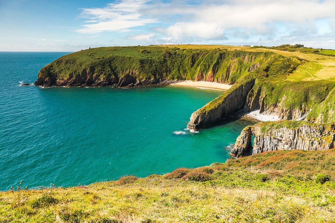 Entdecken Sie den faszinierenden Ort Llanfairpwllgwyngyll in Wales, berühmt für seinen längsten Ortsnamen der Welt und seine touristischen Attraktionen.