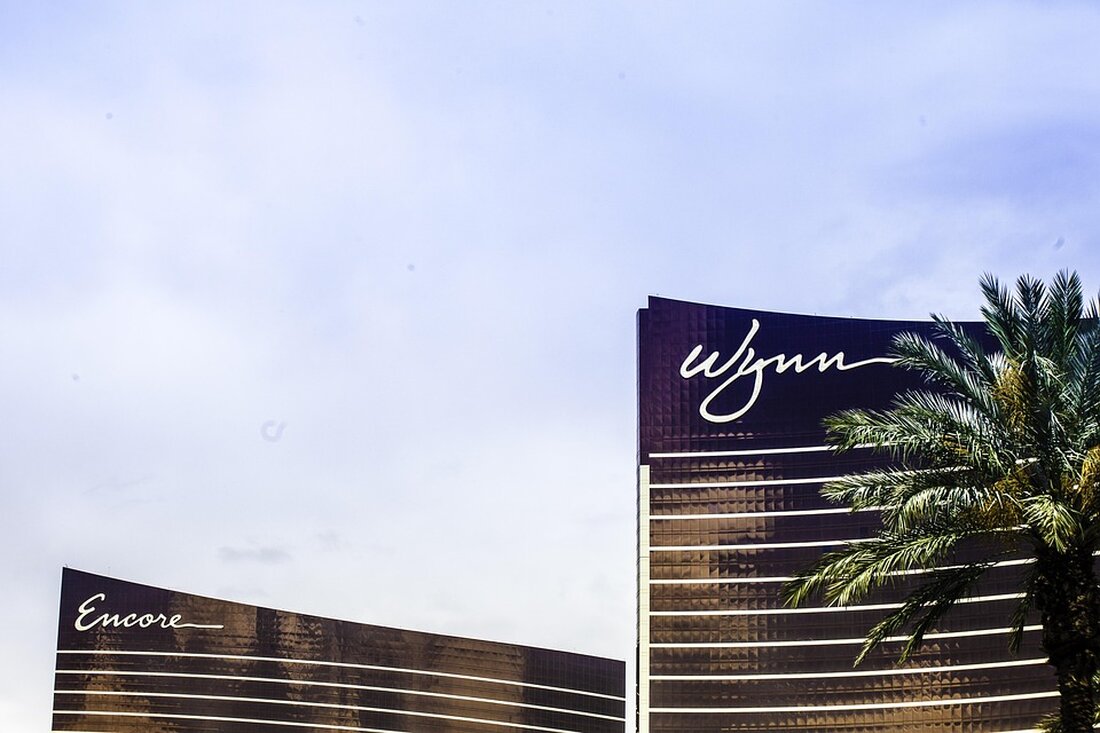 Wynn Resorts sieht sich 2025 aufgrund schwächerem Macau-Tourismus und Wetterrisiken Herausforderungen gegenüber, während das Al Marjan Island Projekt fortschreitet.
