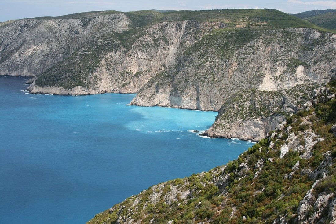 Beliebte Reiseziele in Europa sind von Overtourism betroffen. Zakynthos führt die Liste an. Erfahren Sie mehr über die Folgen.