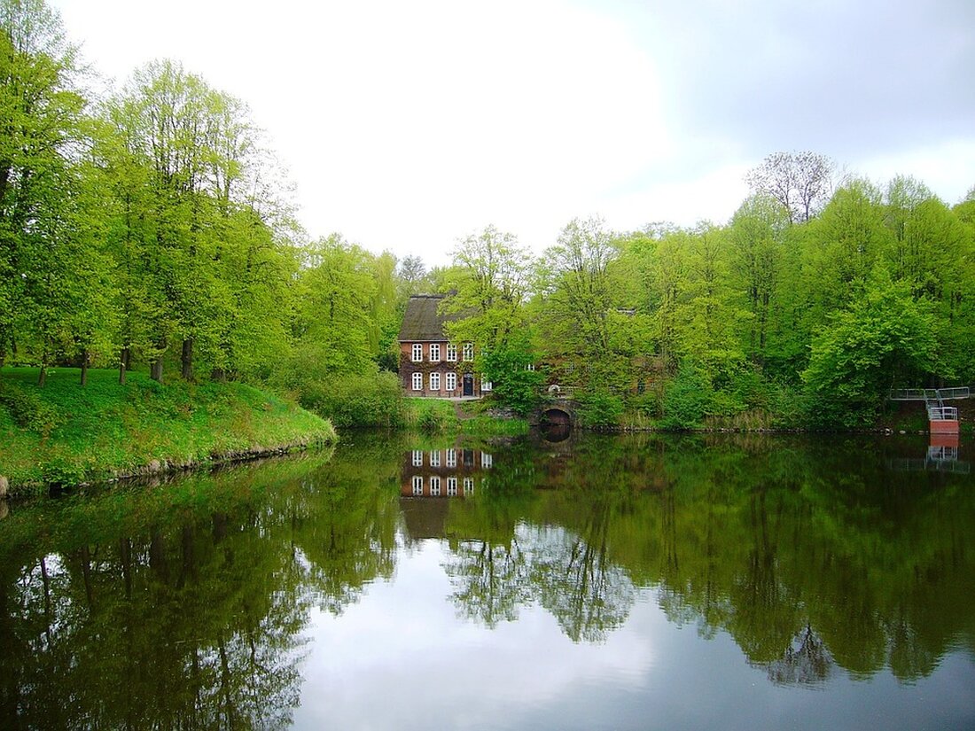Willkommen in Ahrensburg &#8211; Eine wunderschöne Stadt in Schleswig-Holstein Ahrensburg ist eine wunderschöne Stadt in Schleswig-Holstein, die viele Touristen aus aller Welt anzieht. Es ist ein beliebtes Ziel für alle, die ein entspanntes Wochenende oder einen erholsamen Urlaub verbringen möchten. Ahrensburg ist eine Stadt mit vielen Sehenswürdigkeiten, die es zu erkunden gilt. In diesem Reiseführer stellen wir Ihnen die besten Sehenswürdigkeiten in Ahrensburg vor. Herrliche Parks und Gärten Ahrensburg hat viele herrliche Parks und Gärten, die es zu erkunden gilt. Der Ahrensburger Park ist einer der beliebtesten und schönsten Parks der Stadt. Er ist ein wunderbarer Ort, um einen Nachmittag &hellip;