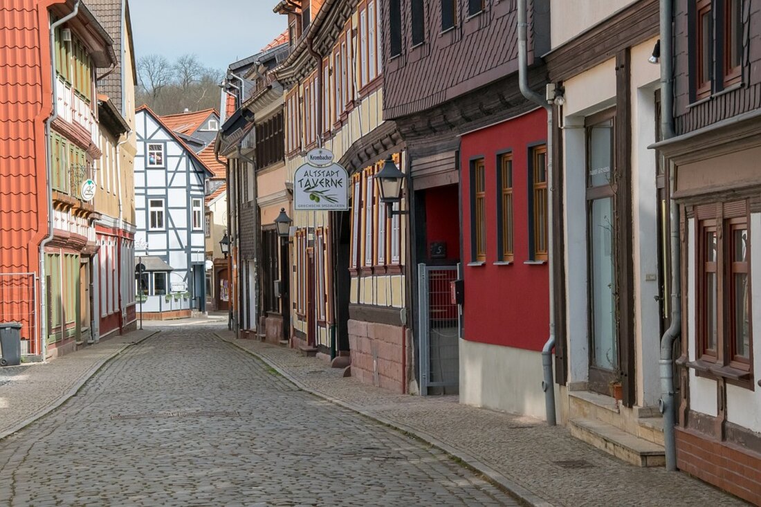 Willkommen in Nordhausen Willkommen in Nordhausen, einer schönen Stadt im Herzen von Thüringen. Die Stadt ist vor allem für ihre Sehenswürdigkeiten und Attraktionen bekannt, die jedem Besucher ein unvergessliches Erlebnis bieten. Es gibt viele verschiedene Wege, um die Sehenswürdigkeiten von Nordhausen zu erkunden. In diesem Reiseführer werden wir die besten Sehenswürdigkeiten und Attraktionen in Nordhausen vorstellen, damit Sie Ihren Besuch in Nordhausen voll auskosten können. Stadtmauer von Nordhausen Die Stadtmauer von Nordhausen ist eine der ältesten Sehenswürdigkeiten der Stadt. Sie stammt aus dem 13. Jahrhundert und ist noch immer gut erhalten. Sie ist eine der am besten erhaltenen Stadtmauern Deutschlands …