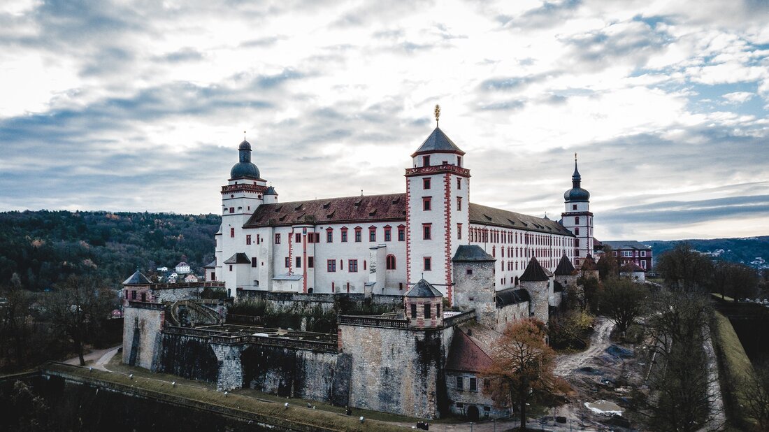 Würzburg ist eine der charmantesten Städte Deutschlands, bekannt für ihre prächtigen Schlösser, historischen Brücken und malerischen Weinberge. Dieser Artikel konzentriert sich auf die Top 12 Würzburg Sehenswürdigkeiten, die jeden Besucher begeistern werden. 1. Die Würzburger Residenz Die Würzburger Residenz ist eine der prächtigsten und wichtigsten Sehenswürdigkeiten in Würzburg. Sie ist ein Juwel des Barocks und spiegelt das kulturelle und historische Erbe der Stadt wider. Die Residenz wurde 1981 von der UNESCO zum Weltkulturerbe erklärt und zieht jährlich Tausende von Touristen aus der ganzen Welt an. Die Residenz wurde auf Wunsch des Fürstbischofs Johann Philipp Franz von Schönborn und seines Bruders …