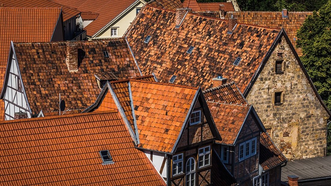 Einleitung Quedlinburg ist eine malerische Stadt in Sachsen-Anhalt, die vor allem für ihre historischen Sehenswürdigkeiten bekannt ist. Schon seit Jahrhunderten ist die Stadt ein beliebtes Ziel für Touristen, die sich für die Geschichte und Kultur interessieren. Quedlinburg bietet viele interessante Sehenswürdigkeiten, die es zu entdecken gilt. In diesem Reiseführer erfahren Sie mehr über die historischen Sehenswürdigkeiten in Quedlinburg und erhalten Tipps, wie Sie diese am besten erkunden können. Historische Sehenswürdigkeiten in Quedlinburg Quedlinburg ist voll von historischen Sehenswürdigkeiten, die es zu entdecken gilt. Dazu gehören das Quedlinburger Schloss, die Stiftskirche St. Servatius, die St. Wiperti-Kirche, das Rathaus, die alte Burg …