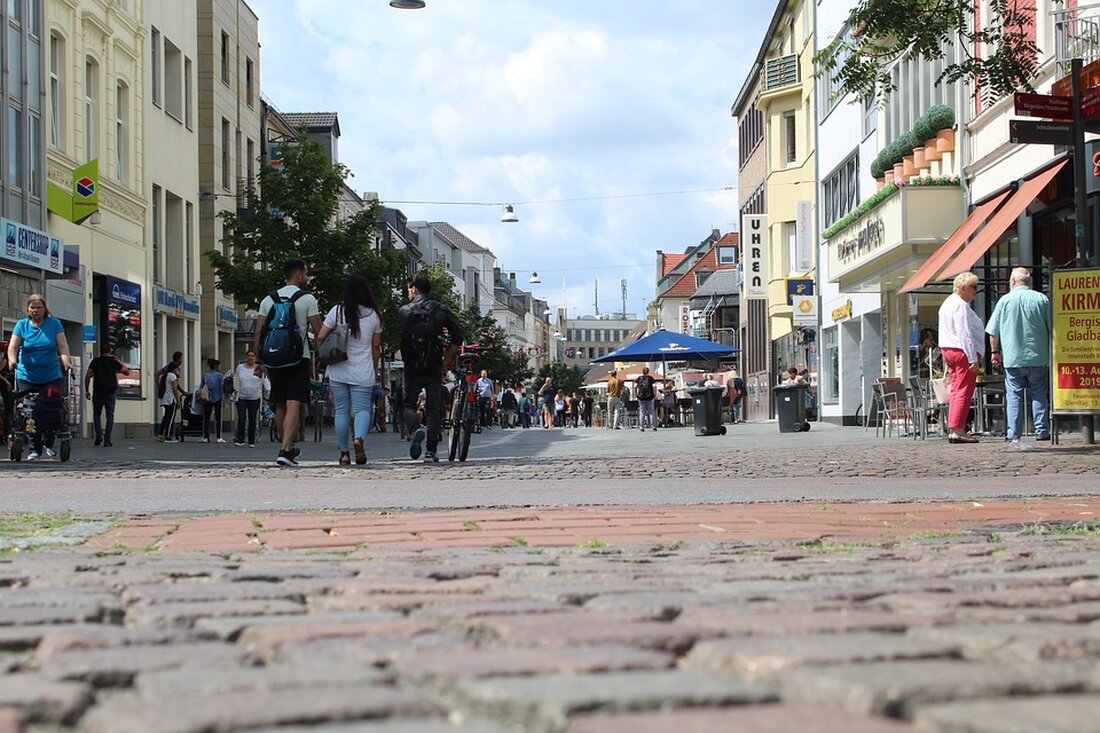 Willkommen in Bergisch Gladbach – Eine wunderschöne Stadt im Rheinland Willkommen in Bergisch Gladbach, einer der schönsten Städte im Rheinland. Die Stadt liegt im Westen von Nordrhein-Westfalen und ist ein wunderbarer Ort, um die Sehenswürdigkeiten zu erkunden. Bergisch Gladbach ist eine lebendige und moderne Stadt, die viele Dinge zu bieten hat. Hier gibt es viele interessante Sehenswürdigkeiten, Aktivitäten und Attraktionen zu entdecken. Besuchen Sie den historischen Marktplatz Der historische Marktplatz ist einer der beliebtesten Orte in Bergisch Gladbach. Hier können Besucher den malerischen Marktplatz bewundern, auf dem sich viele Geschäfte, Cafés und Restaurants befinden. Der Platz ist auch ein beliebter …