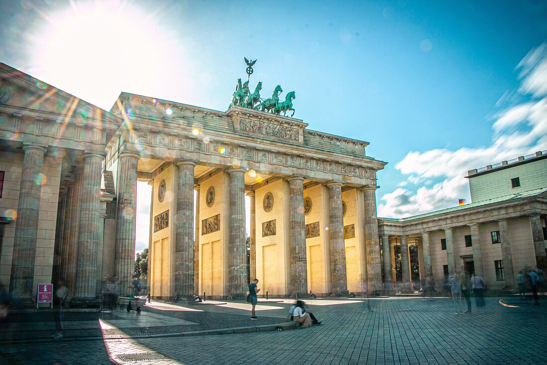 Berlin ist eine der spannendsten Städte Europas. Die deutsche Hauptstadt ist bekannt für ihre reiche Geschichte und kulturelle Vielfalt. Es gibt so viele Dinge, die man hier entdecken kann, und die Sehenswürdigkeiten in Berlin sind ein wichtiger Teil davon. Von architektonischen Meisterwerken bis hin zu historischen Stätten und modernen Attraktionen ist hier für jeden etwas dabei. Hier ist eine Liste der besten Sehenswürdigkeiten in Berlin. Brandenburger Tor Das Brandenburger Tor ist eines der berühmtesten Wahrzeichen Berlins und ein Symbol für die deutsche Geschichte. Es wurde 1791 von Carl Gotthard Langhans entworfen und steht am Pariser Platz im Herzen der Stadt. …