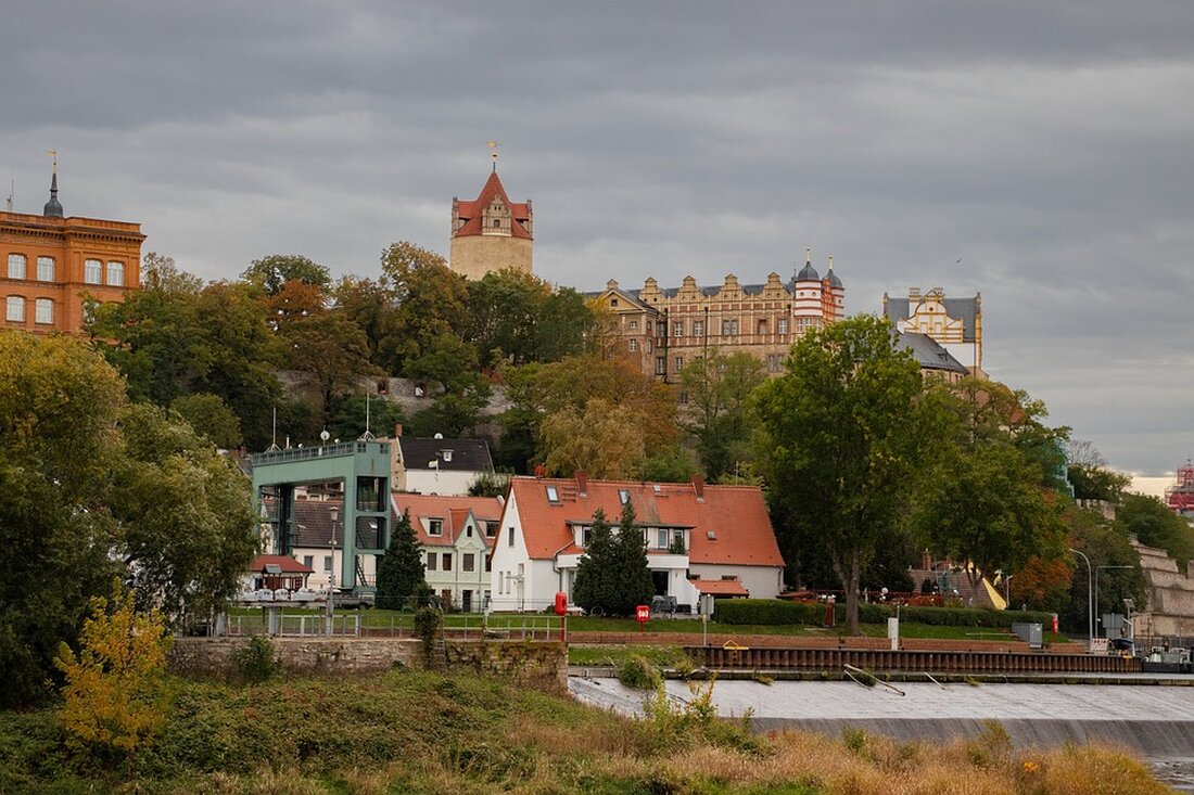 Bernburg (Saale): Entdecken Sie die Top Sehenswürdigkeiten Bernburg (Saale) ist eine Kleinstadt im Bundesland Sachsen-Anhalt und liegt am Ufer der Saale. Die Stadt ist bekannt für ihre malerische Altstadt, die viele historische Gebäude und Sehenswürdigkeiten beherbergt. Es ist ein perfekter Ort, um ein paar Tage zu verbringen und die Geschichte und Kultur der Region zu erkunden. Hier sind einige der besten Sehenswürdigkeiten in Bernburg (Saale): Schloss Bernburg Das Schloss Bernburg ist eines der bekanntesten Wahrzeichen der Stadt. Es wurde im 13. Jahrhundert erbaut und ist ein bemerkenswertes Beispiel für die mittelalterliche Architektur. Heutzutage ist es ein Museum, in dem man …