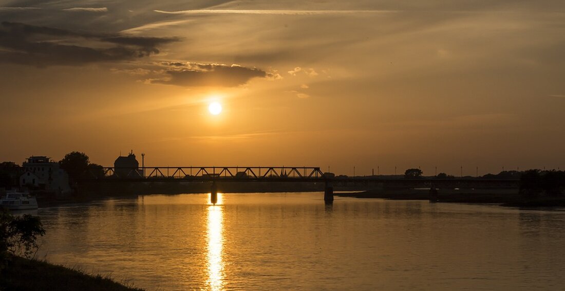 Ein Reiseführer durch Schönebeck (Elbe) Willkommen in Schönebeck (Elbe), einer malerischen Stadt an der Elbe, die vor allem durch ihre reiche Geschichte und Kultur bekannt ist. Die Stadt ist ein beliebtes Ziel für Touristen, die die vielen Sehenswürdigkeiten entdecken möchten. Hier ist ein Reiseführer, der Ihnen die besten Orte in Schönebeck (Elbe) zeigt. Historische Sehenswürdigkeiten Schönebeck (Elbe) ist eine sehr alte Stadt, die viele historische Sehenswürdigkeiten zu bieten hat. Eines der bekanntesten ist die Stadtkirche St. Marien, die im 13. Jahrhundert erbaut wurde. Sie ist ein wunderschönes Beispiel für gotische Architektur und ist vor allem für ihre beeindruckenden Glasfenster bekannt. …