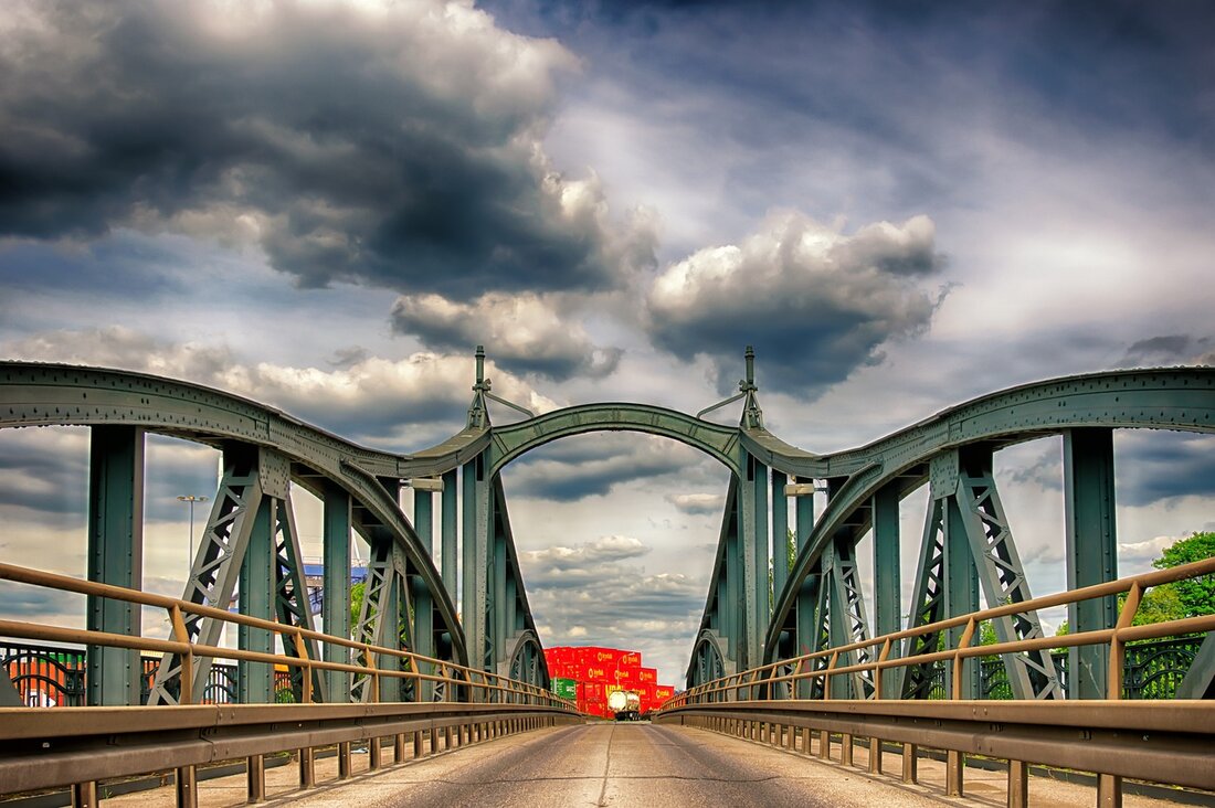 Erleben Sie die Sehenswürdigkeiten von Krefeld Krefeld, die Stadt am Niederrhein, ist ein beliebtes Reiseziel für Touristen. Die Stadt hat viel zu bieten, von historischen Gebäuden bis hin zu modernen Sehenswürdigkeiten. In diesem Reiseführer werden wir uns die wichtigsten Sehenswürdigkeiten von Krefeld ansehen und darüber sprechen, was Sie in der Stadt erleben können. Die historischen Sehenswürdigkeiten von Krefeld Krefeld hat eine lange Geschichte und viele historische Sehenswürdigkeiten zu bieten. Eine der bekanntesten Sehenswürdigkeiten ist das Schloss Linn. Es ist ein ehemaliges Schloss, das 1702 erbaut wurde und heute als Museum dient. Es beherbergt eine Sammlung von Kunstwerken, die bis ins …