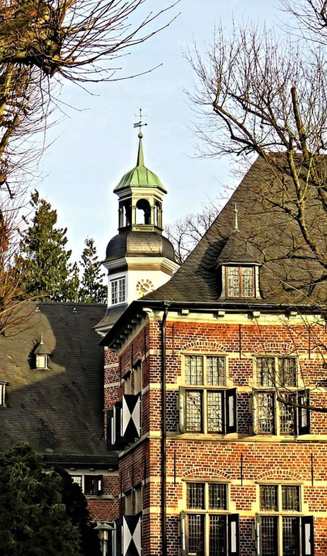 Erkunden Sie die besten Sehenswürdigkeiten in Reinbek Reinbek ist eine kleine Stadt im Süden Schleswig-Holsteins und bietet viele interessante Sehenswürdigkeiten, die es zu entdecken gilt. Ob Sie ein Kultur- oder Naturliebhaber sind, Reinbek hat für jeden etwas zu bieten. Lassen Sie sich von der malerischen Landschaft, den historischen Gebäuden und der einzigartigen Kultur verzaubern. Hier sind einige der besten Sehenswürdigkeiten in Reinbek, die Sie nicht verpassen sollten. Reinbeker Schloss Das Reinbeker Schloss ist eines der bekanntesten Sehenswürdigkeiten in Reinbek. Es wurde im 16. Jahrhundert erbaut und diente als Residenz für die Grafen von Reinbek. Heute ist es ein beliebtes Ausflugsziel …