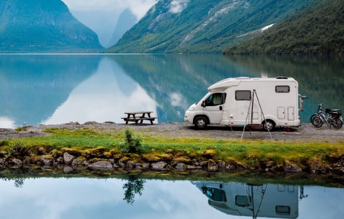 Das Fernweh packt viele von uns, und die Entscheidung, auf Reisen zu gehen, eröffnet ein Meer von Möglichkeiten und unvergesslichen Erlebnissen. Besonders das Reisen mit Zelt oder Wohnmobil bietet eine einzigartige Freiheit und Flexibilität, die das Abenteuer noch intensiver gestaltet. Hier sind einige Gründe, warum das Reisen mit Zelt oder Wohnmobil so faszinierend ist. Unabhängigkeit und Freiheit: Die Freiheit, die ein Zelt oder Wohnmobil bietet, ist unschlagbar. Mit einem Zelt können Sie nahezu überall campen und die Natur in ihrer reinsten Form erleben. Mit einem Wohnmobil haben Sie Ihr mobiles Zuhause dabei und können spontan entscheiden, wohin die Reise gehen …