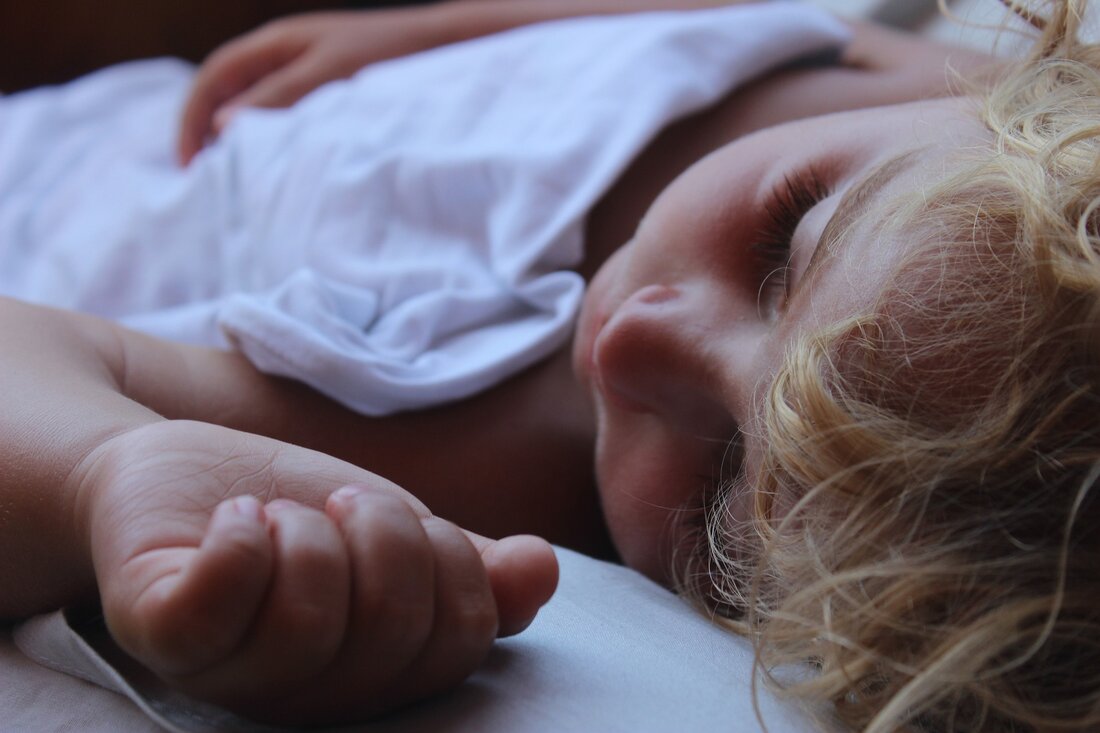 Die Wahl des richtigen Babybetts ist eine der ersten und wichtigsten Entscheidungen, die Eltern treffen müssen. Ein Babybett bietet nicht nur einen sicheren und komfortablen Schlafplatz für Ihr Neugeborenes, sondern trägt auch zur Entwicklung und zum Wohlbefinden Ihres Kindes bei. In diesem Artikel stellen wir Ihnen verschiedene Arten von Babybetten vor, erläutern wichtige Sicherheitsaspekte, geben Tipps zur Auswahl und beleuchten Design- und Nachhaltigkeitsüberlegungen. Arten von Babybetten Es gibt eine Vielzahl von Babybetten auf dem Markt, die sich in Design, Funktionalität und Material unterscheiden. Hier sind die gängigsten Typen: 1. Gitterbetten (Cribs) Gitterbetten sind die traditionellsten Babybetten und verfügen über seitliche …
