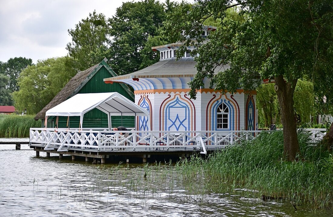 Erleben Sie die Sehenswürdigkeiten von Neustrelitz Neustrelitz ist eine kleine Stadt in Mecklenburg-Vorpommern, die für ihre malerische Landschaft und historischen Sehenswürdigkeiten bekannt ist. Die Stadt ist ein beliebtes Reiseziel für Touristen, die einen unvergesslichen Urlaub erleben möchten. Entdecken Sie die vielen Sehenswürdigkeiten von Neustrelitz, die ein unvergessliches Erlebnis versprechen. Erkunden Sie das historische Schloss Neustrelitz Schloss Neustrelitz ist eines der bekanntesten Sehenswürdigkeiten von Neustrelitz. Es wurde im 18. Jahrhundert erbaut und ist ein wunderschönes Beispiel für barocke Architektur. Heute ist das Schloss ein Museum, in dem Sie viele interessante Exponate über die Geschichte der Stadt und der Region entdecken können. …