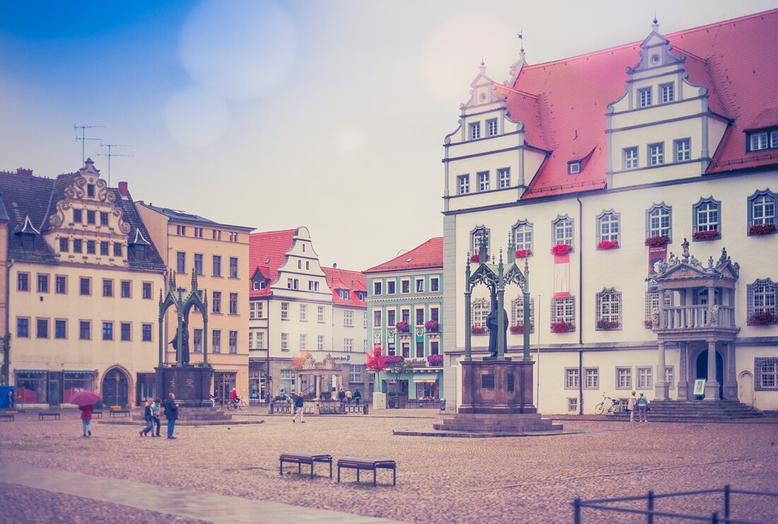 Ein Reiseführer durch Wittenberg: Erkunde die Sehenswürdigkeiten Wittenberg ist ein wunderschöner Ort in Sachsen-Anhalt, der für seine reiche Geschichte und seine vielen Sehenswürdigkeiten bekannt ist. Dieser Reiseführer soll Ihnen helfen, die vielen Attraktionen zu erkunden, die Wittenberg zu bieten hat. Von historischen Gebäuden bis hin zu modernen Sehenswürdigkeiten bietet Wittenberg alles, was man sich wünschen kann. Der Marktplatz Der Marktplatz ist der zentrale Ort in Wittenberg und ein Muss für jeden Besucher. Hier finden Sie viele historische Gebäude, darunter das Rathaus und die alte Kirche. Auch die berühmte Schlosskirche ist hier zu finden, die als eines der wichtigsten Denkmäler der …