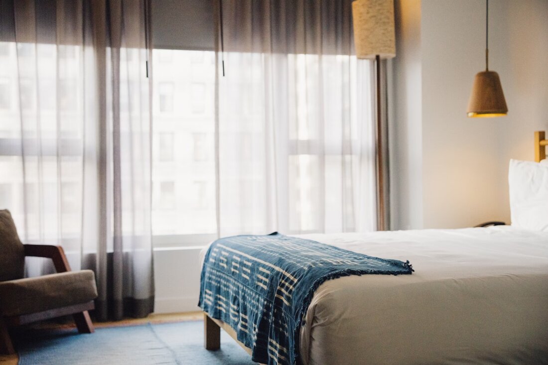 Momentan erleben wir eine besonders aufregende Zeit in der Welt der Schlafzimmergestaltung. Designer und Innenarchitekten bringen ständig neue, kreative Innovationen hervor. Das moderne Schlafzimmer wird nicht mehr nur als ein Ort zum Schlafen gesehen. Es ist ein persönlicher Rückzugsort geworden. Hier kann man entspannen und zur Ruhe kommen. Die Auswahl an Möbeln, Farben und Materialien ist vielfältiger denn je. Lichtdesign und smarte Technologien verbessern noch zusätzlich den Komfort. In diesem Artikel geben wir Einblicke in aktuelle Designtrends, die sowohl ästhetisch ansprechend als auch funktional sind. Minimalismus und Funktionalität Der Trend zum Minimalismus ist auch klar in den Schlafzimmern zu erkennen. …