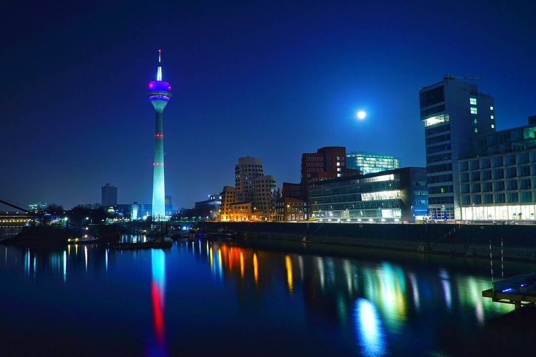 Die schöne Stadt Düsseldorf hat viele Sehenswürdigkeiten, die es zu entdecken gilt. Diese Liste zeigt die besten Sehenswürdigkeiten in Düsseldorf und die besten Orte, die man besuchen sollte, wenn man die Stadt besucht. 1. Königsallee Die Königsallee ist ein berühmtes Straßenbild Düsseldorfs und ein Muss für jeden Besucher. Die vier Kilometer lange Allee ist bekannt für ihre luxuriösen Boutiquen und Einkaufszentren. Auf der Königsallee kann man die besten Designer-Labels und einige der größten Marken der Welt finden. Es gibt auch viele Cafés und Restaurants, in denen man sich erholen kann. 2. Rathaus Das Rathaus ist eines der berühmtesten Gebäude in …