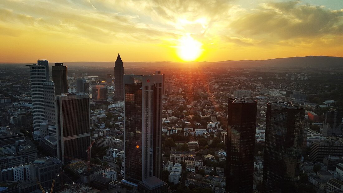 Die Altstadt von Frankfurt am Main Frankfurt am Main ist eine pulsierende deutsche Stadt, die voller Sehenswürdigkeiten steckt. Die Altstadt von Frankfurt am Main ist ein Muss für jeden Besucher. Es ist eine der ältesten und am besten erhaltenen Stadtteile der Stadt und ist ein wahres Juwel. Hier finden Sie viele historische Gebäude, die mehrere Jahrhunderte alt sind. Einige der bekanntesten Sehenswürdigkeiten der Altstadt sind das Alte Rathaus, die Paulskirche und die Nikolaikirche. Das Alte Rathaus ist eines der ältesten Gebäude der Stadt und wurde im 13. Jahrhundert erbaut. Es beherbergt heute ein Museum, das eine Vielzahl von Ausstellungen über &hellip;