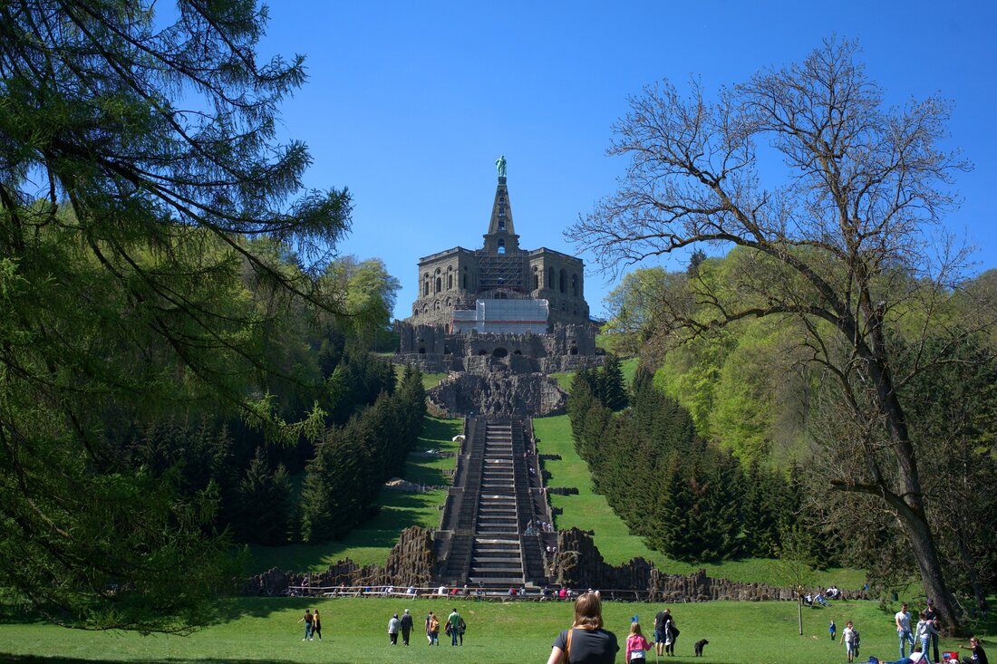 Kassel – Eine Welt voller Sehenswürdigkeiten Kassel ist eine wunderschöne Stadt im Norden Hessens und ein beliebtes Reiseziel für Touristen aus der ganzen Welt. Es gibt viele Sehenswürdigkeiten in Kassel, die es zu entdecken gilt. Von historischen Gebäuden und Kunstwerken über Parks und Gärten bis hin zu einer Vielzahl von Veranstaltungen und Aktivitäten – Kassel hat für jeden etwas zu bieten. Die Top 10 Sehenswürdigkeiten in Kassel Wenn Sie Kassel besuchen, gibt es einige Sehenswürdigkeiten, die Sie nicht verpassen sollten. Hier sind die Top 10 Sehenswürdigkeiten in Kassel: 1. Schloss Wilhelmshöhe Schloss Wilhelmshöhe ist eines der bekanntesten Bauwerke in Kassel. …