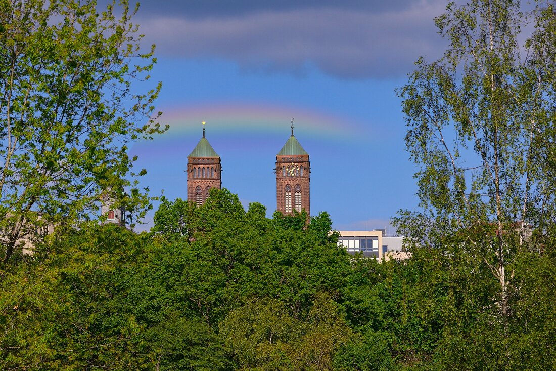 Die schönsten Sehenswürdigkeiten in Pirmasens Pirmasens ist eine schöne Stadt im Südwesten Deutschlands, die viele tolle Sehenswürdigkeiten und Attraktionen bietet. Egal ob Sie ein Tourist oder ein Einheimischer sind, Pirmasens hat etwas für jeden zu bieten. In diesem Reiseführer werden wir Ihnen einige der besten Sehenswürdigkeiten in Pirmasens vorstellen. Der Pirmasenser Schlosspark Der Pirmasenser Schlosspark ist ein großer Park, der sich über mehrere Hektar erstreckt. Er ist ein beliebtes Ziel für Spaziergänge und Picknicks. Der Park ist voller schöner Blumen und Bäume, die eine wundervolle Kulisse für Fotos bilden. Sie können auch ein Boot mieten und auf dem See paddeln. …