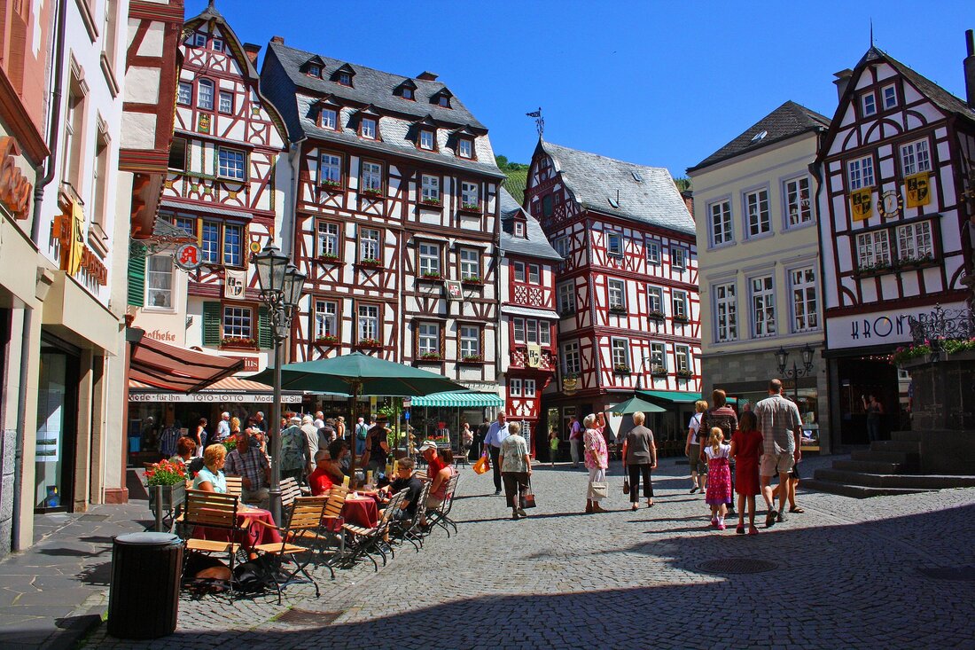 Erkunde die Sehenswürdigkeiten in Weinstadt: Die besten Attraktionen entdecken Weinstadt ist eine kleine, aber schöne Stadt im Süden Deutschlands. Es ist ein beliebtes Reiseziel für Touristen, die die malerischen Weinberge, die historischen Sehenswürdigkeiten und die vielen Freizeitmöglichkeiten erleben möchten. In diesem Artikel erfahren Sie mehr über die besten Attraktionen in Weinstadt und wie Sie die Sehenswürdigkeiten am besten erkunden können. Die wichtigsten Sehenswürdigkeiten in Weinstadt Weinstadt ist voll von Sehenswürdigkeiten und Attraktionen, die es zu erkunden gilt. Einige der beliebtesten Sehenswürdigkeiten in Weinstadt sind: Weinbergmuseum Das Weinbergmuseum ist ein Muss für alle, die sich für die Geschichte des Weinbaus interessieren. …