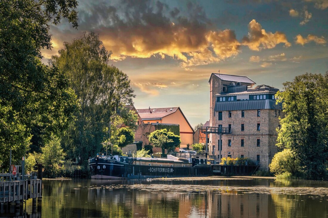 Ein Besuch in Zehdenick lohnt sich! Die kleine Stadt Zehdenick im Landkreis Oberhavel in Brandenburg hat einiges zu bieten. Ob man nun einen Tag oder ein Wochenende in der Stadt verbringt, ein Besuch lohnt sich auf jeden Fall. Denn Zehdenick hat viele Sehenswürdigkeiten, die man sich nicht entgehen lassen sollte. In diesem Artikel stellen wir Ihnen die besten Sehenswürdigkeiten in Zehdenick vor. Der Zehdenicker Marktplatz Der Zehdenicker Marktplatz ist der zentrale Treffpunkt der Stadt. Hier findet man viele Geschäfte, Restaurants und Cafés. Auch der historische Rathausplatz ist hier zu finden. Der Marktplatz ist ein beliebter Ort für Einheimische und Besucher, …