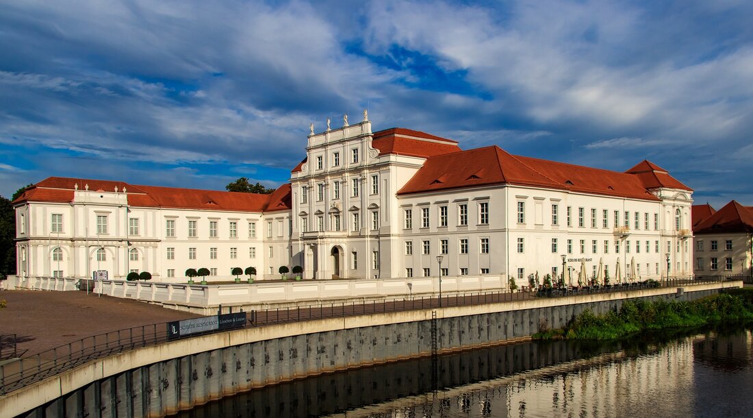 Die besten Sehenswürdigkeiten in Oranienburg Oranienburg ist eine reizvolle Stadt im Land Brandenburg, die viele interessante Sehenswürdigkeiten zu bieten hat. Von historischen Gebäuden über schöne Parks bis hin zu einem Abenteuerpark ist hier für jeden etwas dabei. Wenn Sie Oranienburg entdecken möchten, sollten Sie sich unbedingt die folgenden Sehenswürdigkeiten ansehen. Der Schlosspark Oranienburg Der Schlosspark Oranienburg ist ein wunderschöner Park im Herzen der Stadt. Der Park ist ein beliebtes Ausflugsziel für Einheimische und Touristen. Hier können Sie die frische Luft genießen, die Natur beobachten und einfach nur entspannen. Der Park ist voller Blumen, Bäume und Büsche und bietet einen wunderschönen …