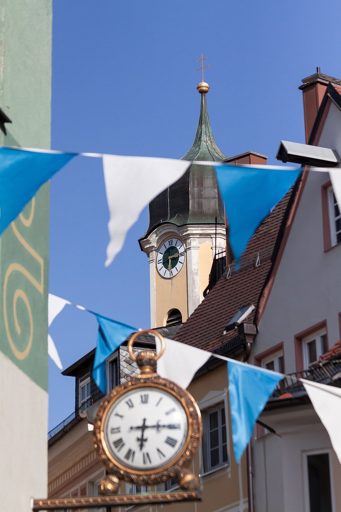 Entdecken Sie die Sehenswürdigkeiten von Kaufbeuren: Ein Reiseführer Kaufbeuren ist eine kleine Stadt in Bayern, die voller Sehenswürdigkeiten und Aktivitäten steckt. Es ist ein beliebtes Reiseziel für Touristen aus der ganzen Welt, die ein einzigartiges Erlebnis suchen. In diesem Artikel werden wir einige der besten Sehenswürdigkeiten und Aktivitäten in Kaufbeuren vorstellen. Besuchen Sie die historischen Sehenswürdigkeiten Kaufbeuren ist voller historischer Sehenswürdigkeiten, die es zu entdecken gilt. Eines der bekanntesten ist das Stadtmuseum, das einen Einblick in die Geschichte der Stadt bietet. Es beherbergt eine Reihe von Exponaten, darunter eine Sammlung von Kunstwerken und historischen Gegenständen. Ein weiteres beliebtes Ziel ist …