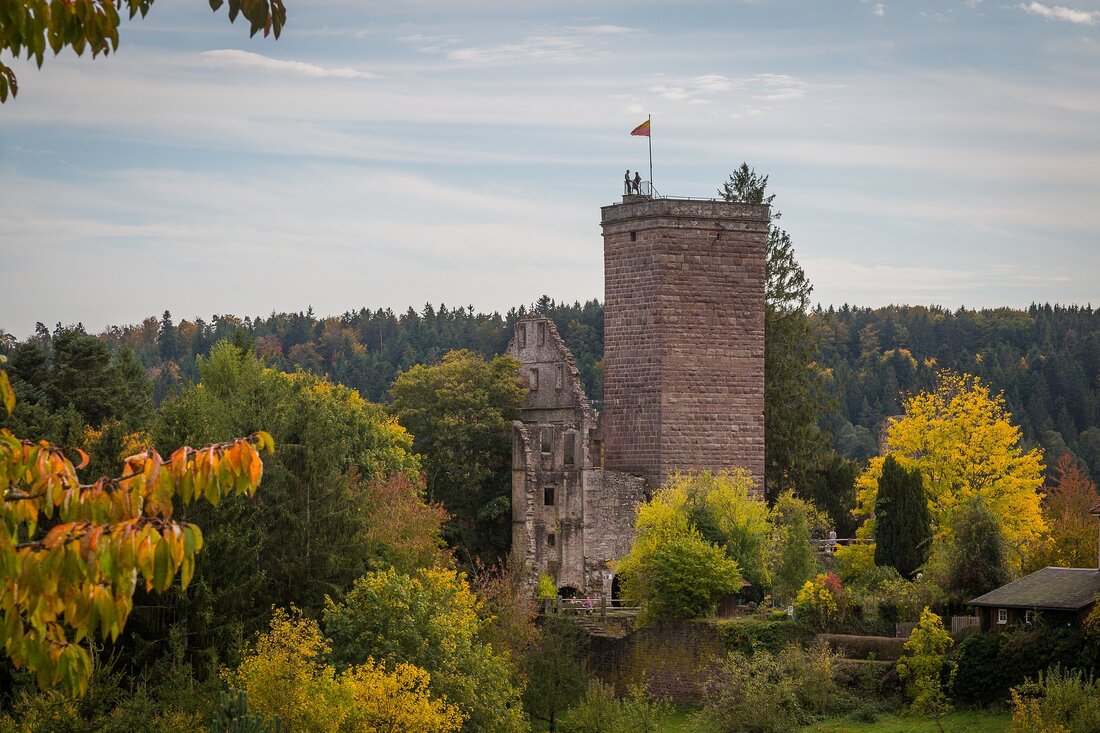 Entdecken Sie die Sehenswürdigkeiten von Calw: Ein Reiseführer Calw ist eine Stadt im nördlichen Baden-Württemberg in Deutschland. Es ist ein beliebtes Reiseziel für Touristen, die die malerische Landschaft, die Kultur und die vielen Sehenswürdigkeiten erleben möchten. In diesem Reiseführer werden wir einige der interessantesten Sehenswürdigkeiten vorstellen, die Calw zu bieten hat. Historische Sehenswürdigkeiten Calw ist eine alte Stadt, die bereits seit dem Mittelalter existiert. Einige der historischen Sehenswürdigkeiten, die man in Calw besuchen kann, sind das Schloss Neuenbürg, die Calwer Klosterkirche und das Hirsau Kloster. Das Schloss Neuenbürg ist ein mittelalterliches Schloss, das im 13. Jahrhundert erbaut wurde. Es ist …