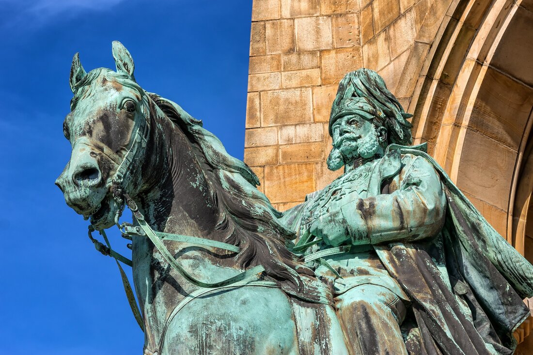 Erkunde die Top Sehenswürdigkeiten in Hagen – Ein Reiseführer Willkommen in Hagen, einer der schönsten Städte Deutschlands! Die Stadt im Herzen des Ruhrgebiets ist reich an Kultur, Geschichte und Sehenswürdigkeiten. In Hagen finden Sie eine Vielzahl von Sehenswürdigkeiten und Attraktionen, die einen Besuch wert sind. Wir haben einen leicht zu navigierenden Reiseführer zusammengestellt, der Ihnen die besten Sehenswürdigkeiten in Hagen vorstellt. Historische Gebäude und Denkmäler Ein Besuch der historischen Gebäude und Denkmäler in Hagen ist ein Muss. Der Dom St. Lambertus ist eines der bekanntesten Wahrzeichen der Stadt. Der Dom wurde im 12. Jahrhundert erbaut und ist ein wichtiges Beispiel …