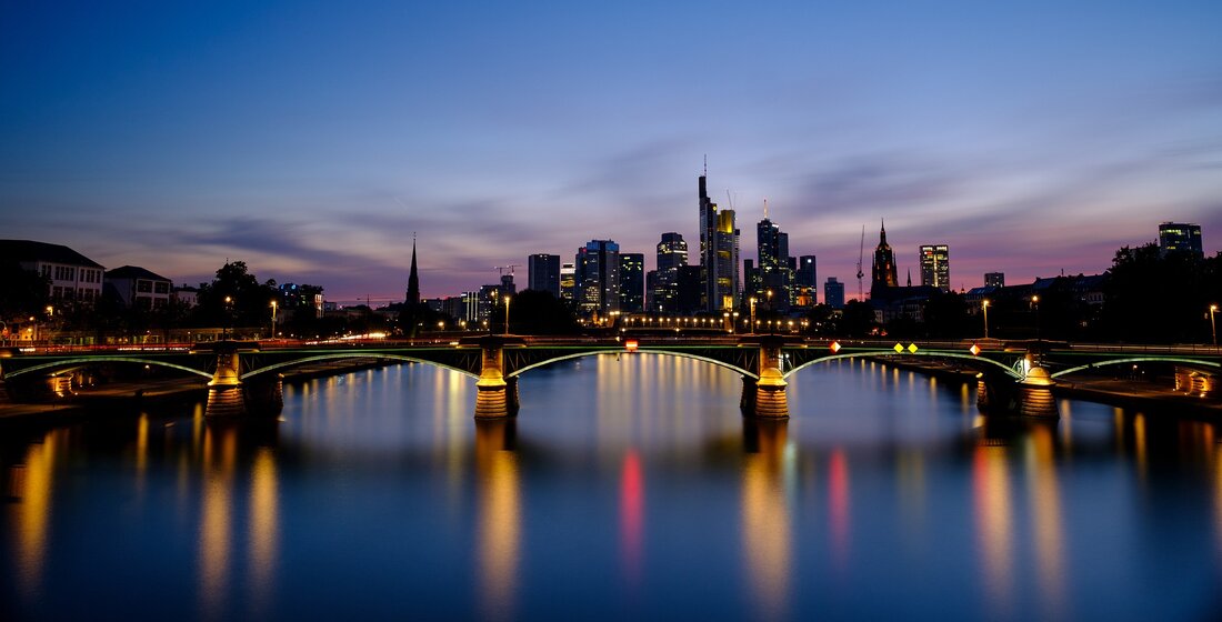 Ein Überblick über die besten Sehenswürdigkeiten in Frankfurt (Oder) Frankfurt (Oder) ist eine lebendige Stadt im Osten Deutschlands, die viele Sehenswürdigkeiten und Attraktionen zu bieten hat. Die Stadt ist bekannt für ihre lebendige Kultur, ihre reiche Geschichte und ihre vielen historischen Sehenswürdigkeiten. Ob Sie sich für die altehrwürdige Altstadt interessieren, die vielen Museen besuchen möchten oder einfach nur die Stadt erkunden wollen, Frankfurt (Oder) hat etwas für jeden zu bieten. Hier sind einige der besten Sehenswürdigkeiten in Frankfurt (Oder), die Sie auf keinen Fall verpassen sollten. Altstadt von Frankfurt (Oder) Die Altstadt von Frankfurt (Oder) ist ein Muss für jeden …