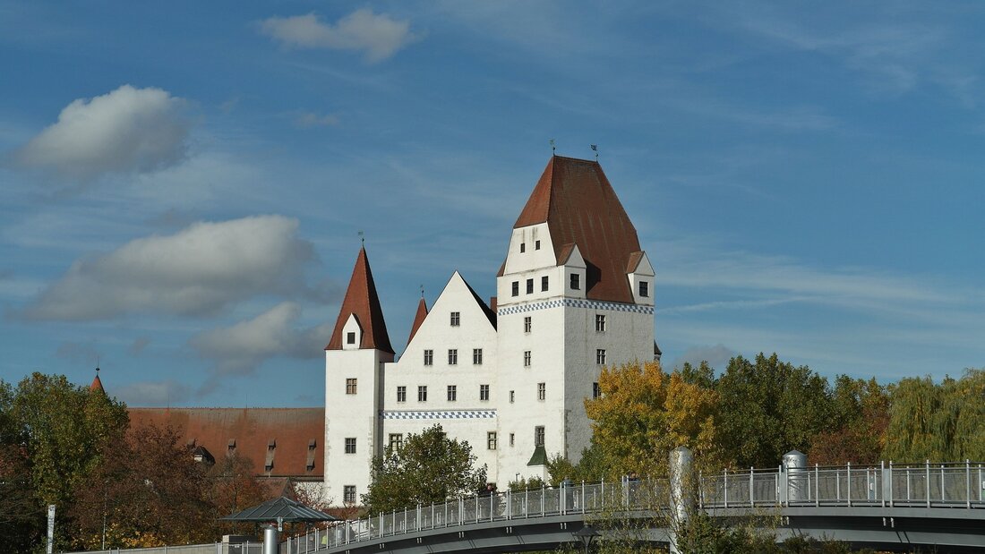 Erkunde die faszinierenden Sehenswürdigkeiten in Ingolstadt – ein Muss für jeden Besucher! Ingolstadt ist eine wunderschöne Stadt in Bayern, die eine Vielzahl von Sehenswürdigkeiten und Attraktionen bietet. Es ist ein beliebtes Ziel für Touristen aus aller Welt, die die faszinierenden Sehenswürdigkeiten erkunden möchten. Wenn Sie nach Ingolstadt reisen, sollten Sie sich die Zeit nehmen, um einige der berühmtesten Sehenswürdigkeiten der Stadt zu erkunden. Das Schloss Neuburg Das Schloss Neuburg ist ein mittelalterliches Schloss, das aus dem 15. Jahrhundert stammt. Es ist ein beliebtes Ausflugsziel und ein Muss für jeden Besucher. Das Schloss ist ein sehr gut erhaltenes Beispiel für die …