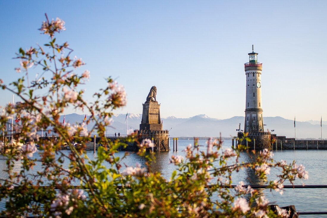 Erkunden Sie die Sehenswürdigkeiten von Lindau – ein unvergessliches Erlebnis! Lindau ist eine wunderschöne Stadt im Süden Deutschlands, die vor allem für ihre malerische Altstadt und ihre malerischen Sehenswürdigkeiten bekannt ist. Die Stadt befindet sich am Bodensee und bietet eine Vielzahl von Sehenswürdigkeiten, die es zu entdecken gilt. Von der historischen Altstadt bis hin zu den schönen Stränden und Parks, die Lindau zu bieten hat, gibt es eine Menge zu sehen und zu erleben. Entdecken Sie die Sehenswürdigkeiten von Lindau und erleben Sie ein unvergessliches Erlebnis! Die historische Altstadt von Lindau Ein Besuch in Lindau ist nicht komplett ohne einen …