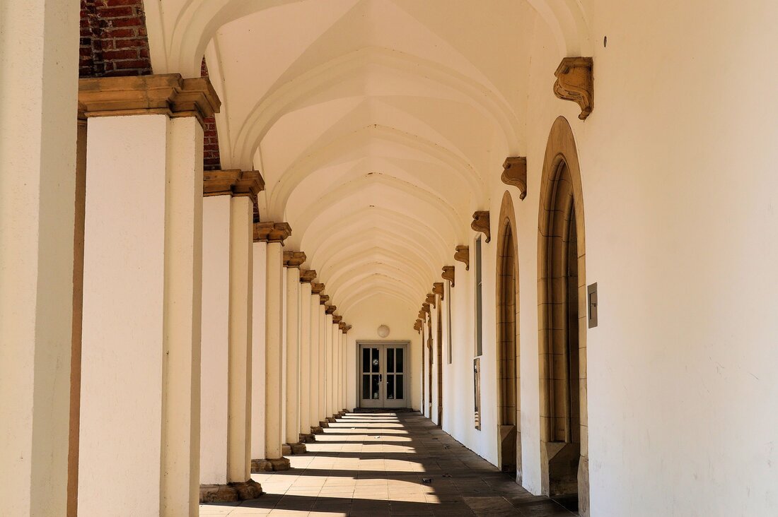 Entdecken Sie die Sehenswürdigkeiten von Aurich: Eine Reise wert! Wenn Sie nach einem Ort suchen, an dem Sie viele interessante Sehenswürdigkeiten entdecken können, ist Aurich in Niedersachsen genau der richtige Ort. Die Stadt hat viele interessante Sehenswürdigkeiten zu bieten, die eine Reise wert sind. Hier erfahren Sie alles über die Sehenswürdigkeiten von Aurich. Das historische Rathaus von Aurich Das historische Rathaus von Aurich ist eines der bekanntesten Sehenswürdigkeiten der Stadt. Es wurde im Jahr 1720 erbaut und ist ein schönes Beispiel für das barocke Bauwesen der Region. Das Gebäude besteht aus einem Hauptgebäude und einem Turm, der eine Höhe von …
