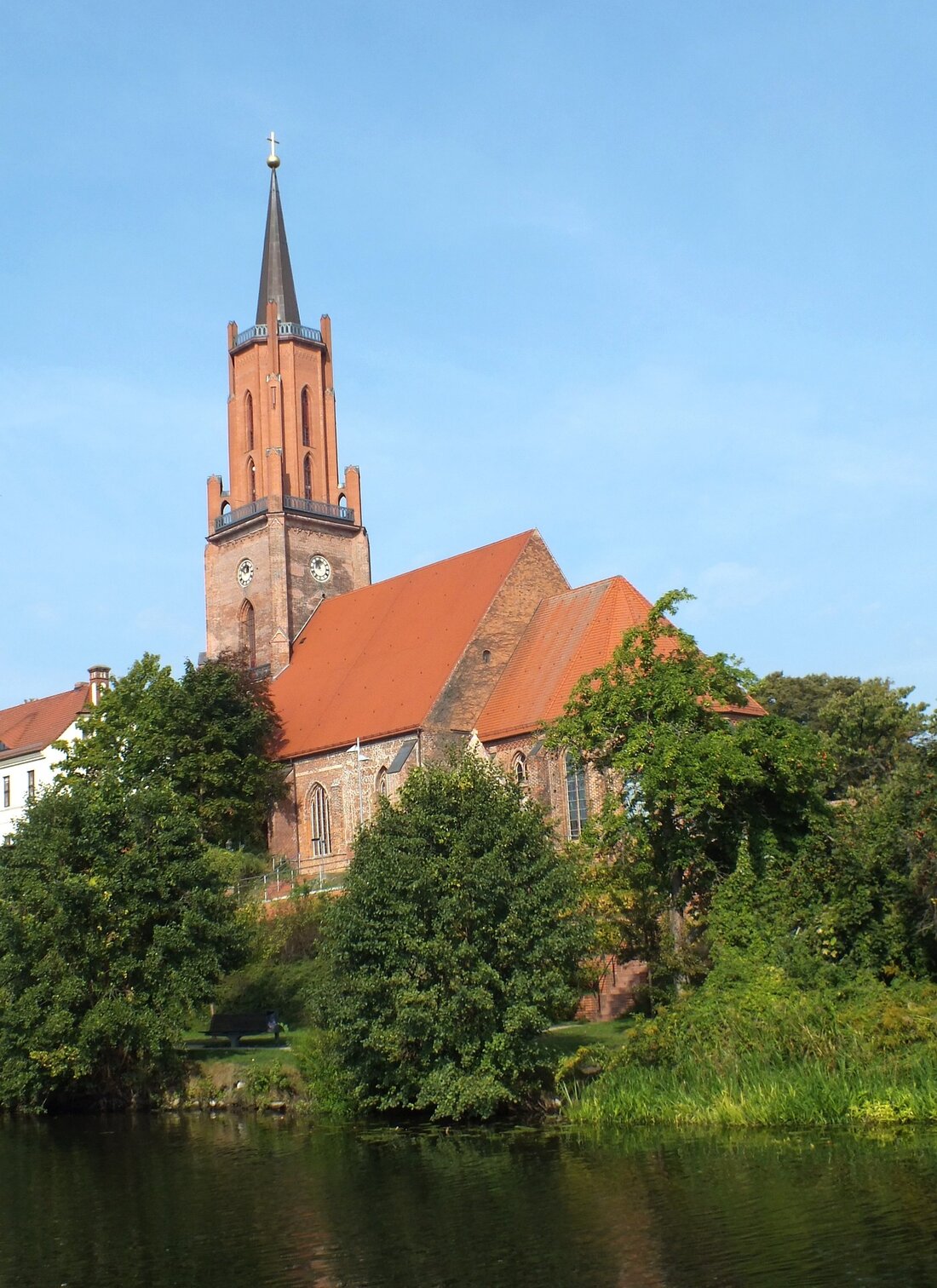 Entdecke die Sehenswürdigkeiten in Rathenow – Ein Reiseführer Rathenow ist eine Stadt in Brandenburg, die einzigartige Sehenswürdigkeiten und eine reiche Geschichte bietet. Die Stadt ist ein wahres Paradies für Touristen, die nach einem Ort suchen, an dem sie sich entspannen und die schöne Natur genießen können. Dieser Rathenow Reiseführer wird Ihnen helfen, die besten Sehenswürdigkeiten und Attraktionen der Stadt zu entdecken. Rathaus Rathenow Das Rathaus Rathenow ist eines der bekanntesten Wahrzeichen der Stadt. Es ist ein historisches Gebäude, das im Jahr 1667 erbaut wurde. Es ist ein schönes Beispiel für barocke Architektur und bietet eine beeindruckende Aussicht auf die Stadt. …