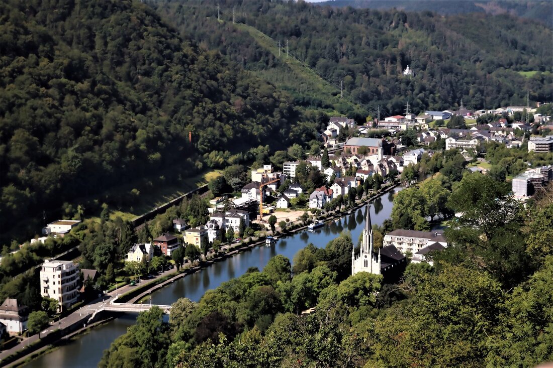 Historische Sehenswürdigkeiten in Bad Ems Bad Ems ist ein wunderschöner Ort im Herzen des Rheinland-Pfalz. Es ist ein beliebtes Reiseziel für Touristen, die die malerische Landschaft, die vielen Sehenswürdigkeiten und die reiche Geschichte erleben möchten. Bad Ems ist ein Muss für jeden Besucher. Die Stadt ist eine der ältesten Kurbäder des Rheinland-Pfalz und hat eine lange und bewegte Geschichte. Es gibt viele historische Sehenswürdigkeiten, die einen Besuch wert sind, darunter das Schloss Bad Ems, das im 16. Jahrhundert erbaut wurde. Heute beherbergt es ein Museum, das die Geschichte der Stadt und der Region erzählt. Das Schloss ist nur eine von &hellip;