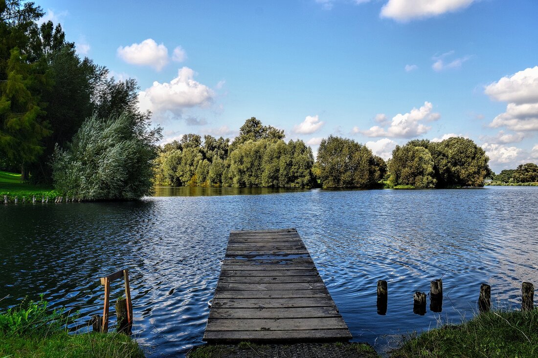 Erkunden Sie die schöne Stadt Salzgitter! Salzgitter ist eine wunderschöne Stadt im Norden Deutschlands. Sie liegt im Bundesland Niedersachsen und ist ein beliebtes Reiseziel für Menschen aus aller Welt. Die Stadt bietet viele Sehenswürdigkeiten, die es zu erkunden gilt. Hier finden Sie eine Liste der besten Sehenswürdigkeiten in Salzgitter, die Sie unbedingt besuchen sollten. Der Schlosspark Salzgitter-Bad Der Schlosspark Salzgitter-Bad ist einer der schönsten und größten Parks in der Region. Er beherbergt eine Vielzahl von Pflanzen und Tieren, die Sie bei einem Spaziergang durch den Park beobachten können. Der Park ist vor allem in den Sommermonaten ein beliebtes Ausflugsziel für …