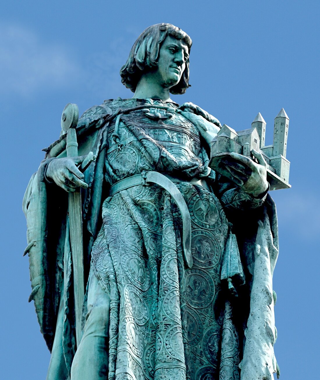Entdecken Sie die Schönheit und den Charme von Braunschweig Braunschweig ist eine schöne Stadt in Deutschland, die viele interessante Sehenswürdigkeiten für Besucher bietet. Es ist ein wunderbarer Ort, um eine Vielzahl von historischen und kulturellen Attraktionen zu erleben. Ob Sie ein Tourist oder ein Einheimischer sind, Braunschweig ist ein Ort, an dem Sie eine unvergessliche Zeit verbringen können. Hier ist ein Reiseführer, der Ihnen einen Überblick über die Top-Sehenswürdigkeiten von Braunschweig bietet. Burg Dankwarderode – Eine mittelalterliche Burg Die Burg Dankwarderode ist eine der ältesten und am besten erhaltenen Burgen in Deutschland. Sie wurde im 12. Jahrhundert erbaut und ist …