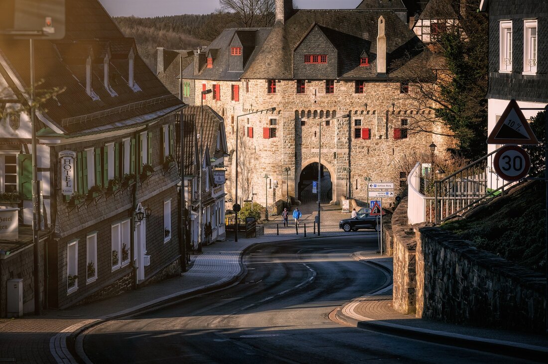 Solingen – Eine Stadt, die es zu entdecken gilt Solingen ist eine pulsierende Stadt im Herzen des Bergischen Landes in Nordrhein-Westfalen. Mit seiner reichen Geschichte, seiner lebendigen Kultur und seinen vielen Sehenswürdigkeiten ist Solingen ein attraktiver Ort für Touristen und Einheimische. Egal, ob Sie ein Wochenende oder einen längeren Urlaub in Solingen verbringen möchten, es gibt viel zu sehen und zu erleben. Hier sind die Top 10 Sehenswürdigkeiten in Solingen, die Sie auf jeden Fall einmal besuchen sollten: 1. Burg Solingen Die Burg Solingen ist ein mittelalterliches Schloss, das im 13. Jahrhundert erbaut wurde. Heute ist die Burg ein beliebtes …