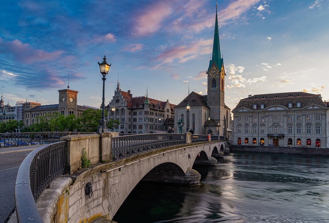 Münster – Eine Stadt voller Sehenswürdigkeiten Münster ist eine wunderschöne Stadt im Herzen des Münsterlandes in Nordrhein-Westfalen. Die historische Altstadt ist voller Sehenswürdigkeiten und bietet Besuchern eine Vielzahl von Möglichkeiten, um die Schönheit der Stadt zu erkunden. Es gibt viele interessante Sehenswürdigkeiten in Münster, die Sie nicht verpassen sollten. Lesen Sie weiter, um mehr über die Top Sehenswürdigkeiten in Münster zu erfahren. 1. Historisches Rathaus Das Historische Rathaus von Münster ist eines der beliebtesten Sehenswürdigkeiten der Stadt. Es wurde im 14. Jahrhundert erbaut und beherbergt eine Vielzahl von wichtigen historischen Ereignissen. Heute ist es ein beliebtes Touristenziel, das Besuchern einen …