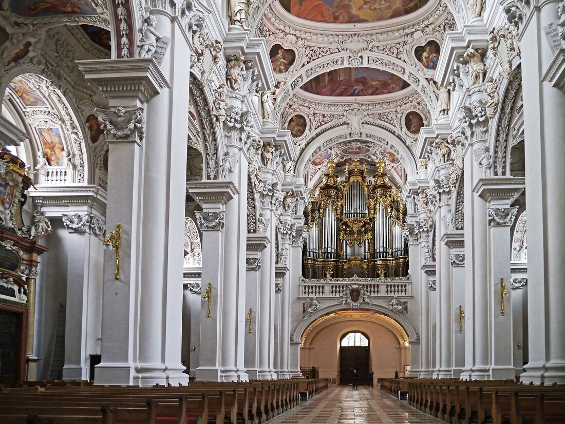 Entdecken Sie die Sehenswürdigkeiten von Passau: Ein Reiseführer Passau ist eine wunderschöne Stadt in Bayern, Deutschland. Es ist bekannt für seine reiche Geschichte, seine malerischen Gebäude und seine malerischen Flüsse. Passau ist ein beliebtes Reiseziel für Touristen aus aller Welt, die die vielen Sehenswürdigkeiten der Stadt erkunden möchten. In diesem Reiseführer werden wir einige der bekanntesten Sehenswürdigkeiten von Passau vorstellen und erklären, warum sie einen Besuch wert sind. Der Dom St. Stephan Der Dom St. Stephan ist eine der bekanntesten Sehenswürdigkeiten von Passau. Es ist eine römisch-katholische Kirche, die im 11. Jahrhundert erbaut wurde und die größte Kirche Bayerns ist. &hellip;